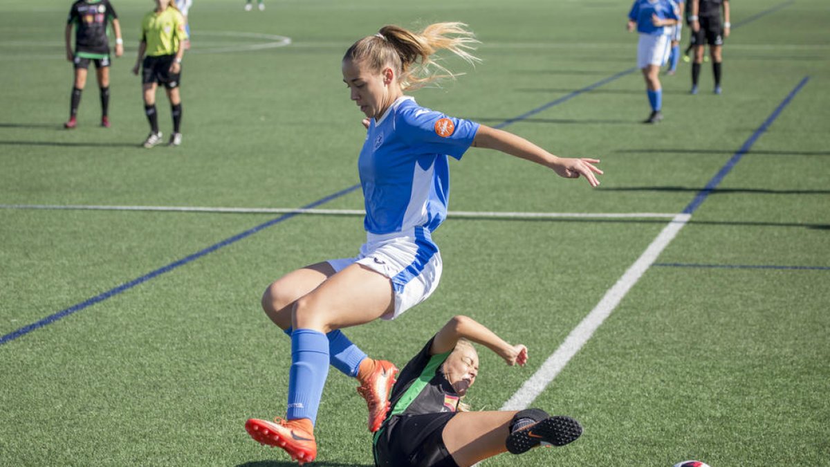Una acció del partit d’ahir entre l’AEM i el Mallorca Toppfotball.