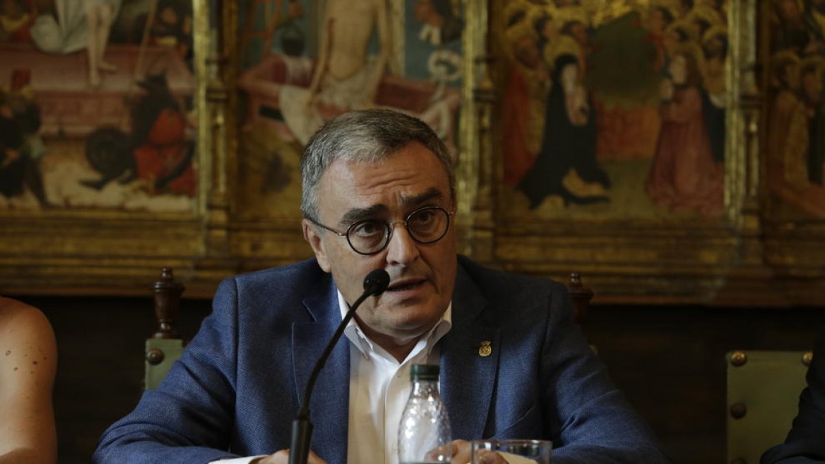 Sara Mestres i Montse Mínguez no van poder contenir les llàgrimes després de la renúncia d’Àngel Ros.