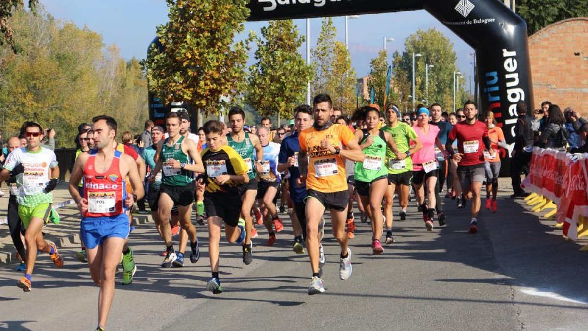 El moment d’una de les sortides de la clàssica carrera d’ahir a Balaguer.