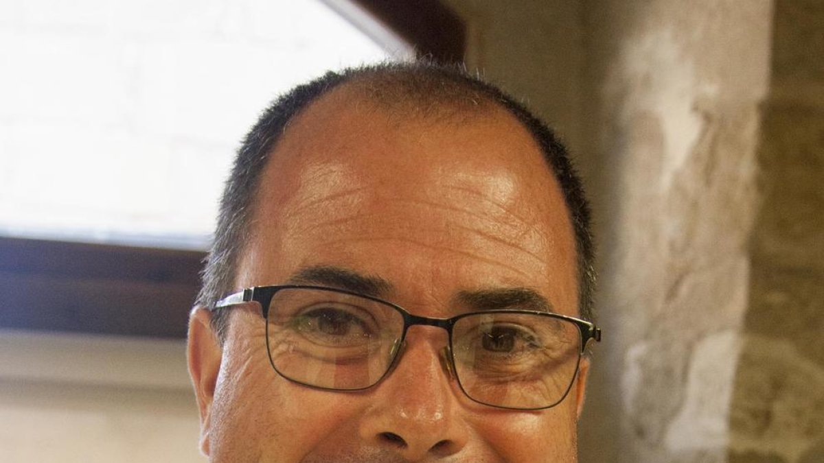 Una màquina treballa per reparar l’avaria a Vallbona.