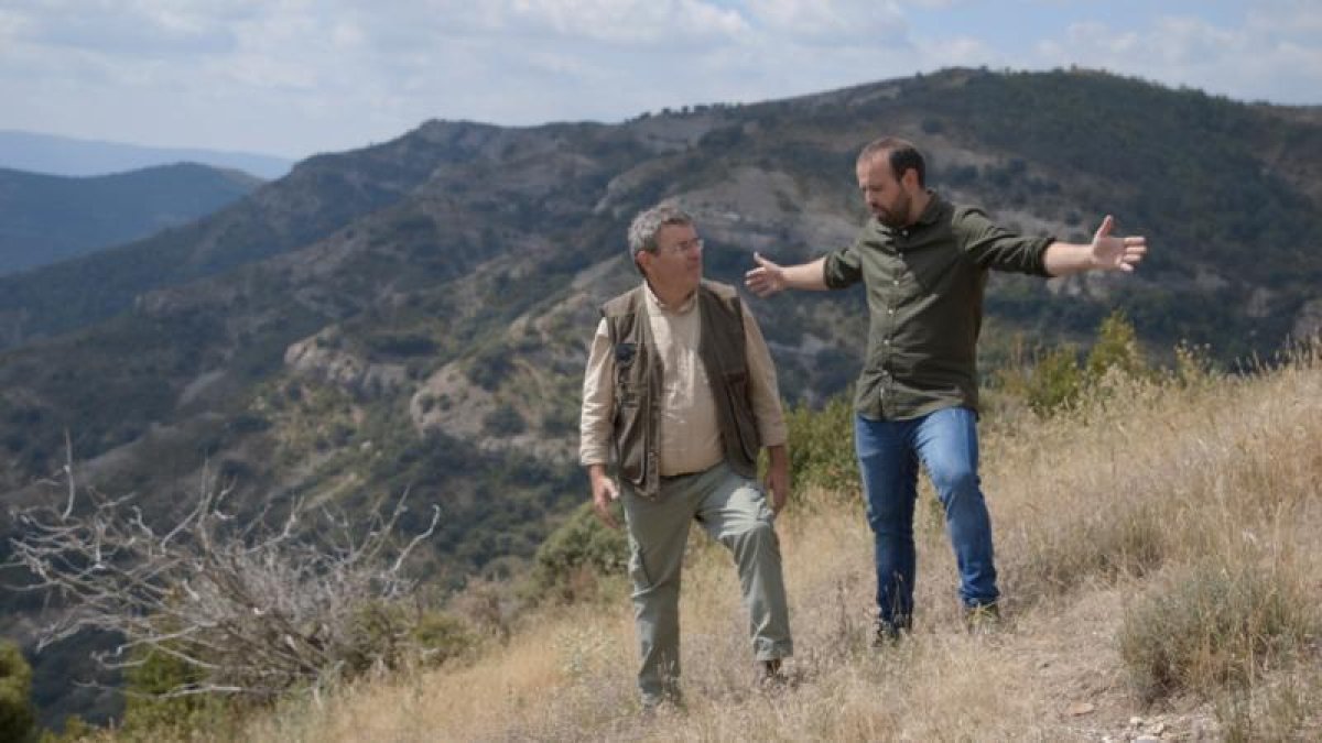 Sañé mostra al Peyu el paper de les carronyaires a la muntanya.
