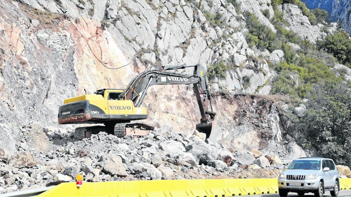 Operarios trabajando en la boca norte del túnel de Tres Ponts.