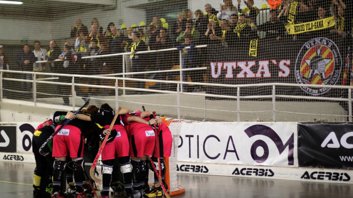 Las jugadoras del Vila-sana hacen un corro ante el numeroso grupo de aficionados que fueron a Vilanova i la Geltrú a animarlas.
