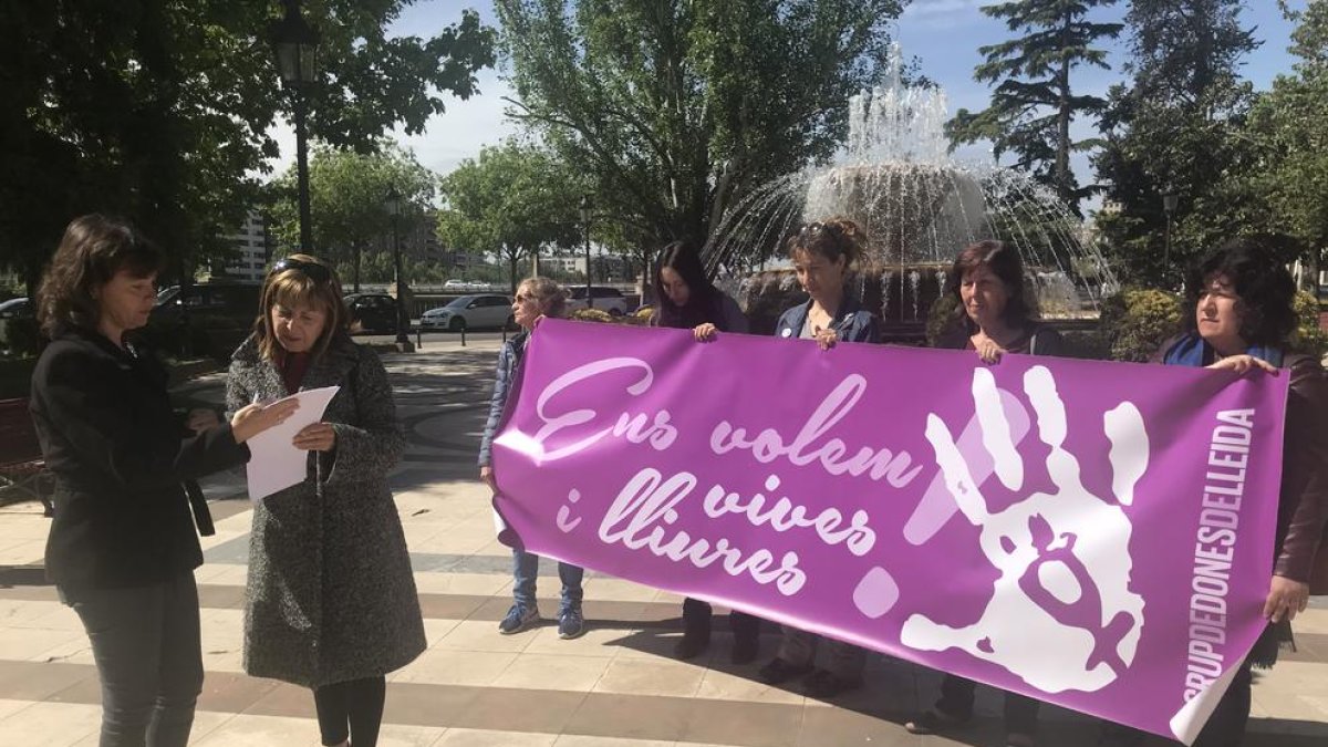 Integrants de Dones de Lleida, ahir, poc abans de presentar la denúncia.