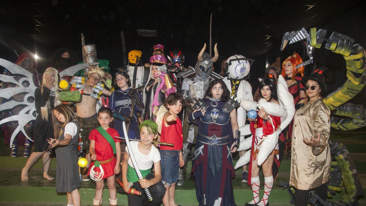 Una vintena de fans del manga japonès, ahir al primer concurs de ‘cosplay’ del Galacticat.