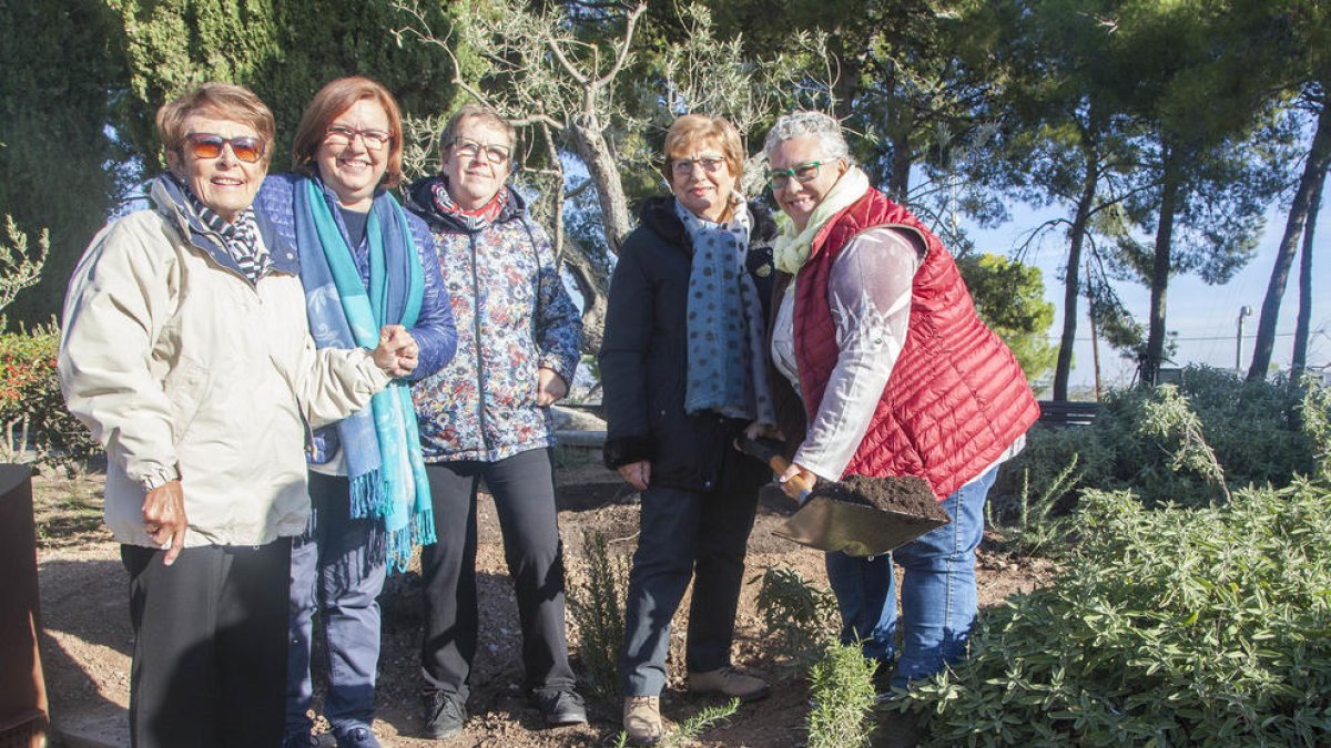 La presidenta amb part de la junta i l’alcaldessa durant l’acte celebrat ahir.