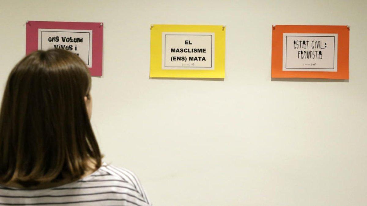 Carteles contra el machismo en el SIE de Lleida.