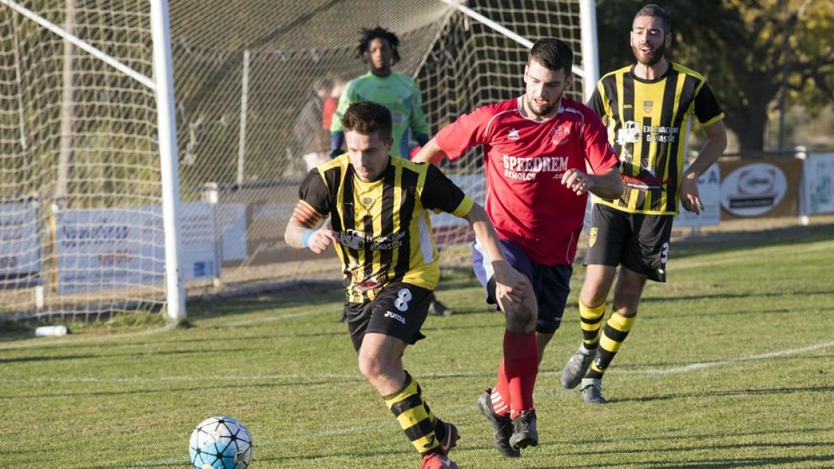 Un jugador de l’Angulària condueix l’esfèric després de desfer-se d’un rival.