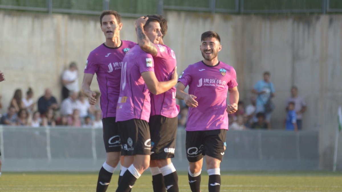 Jugadors del Lleida celebren un dels dos gols marcats ahir a Ascó.