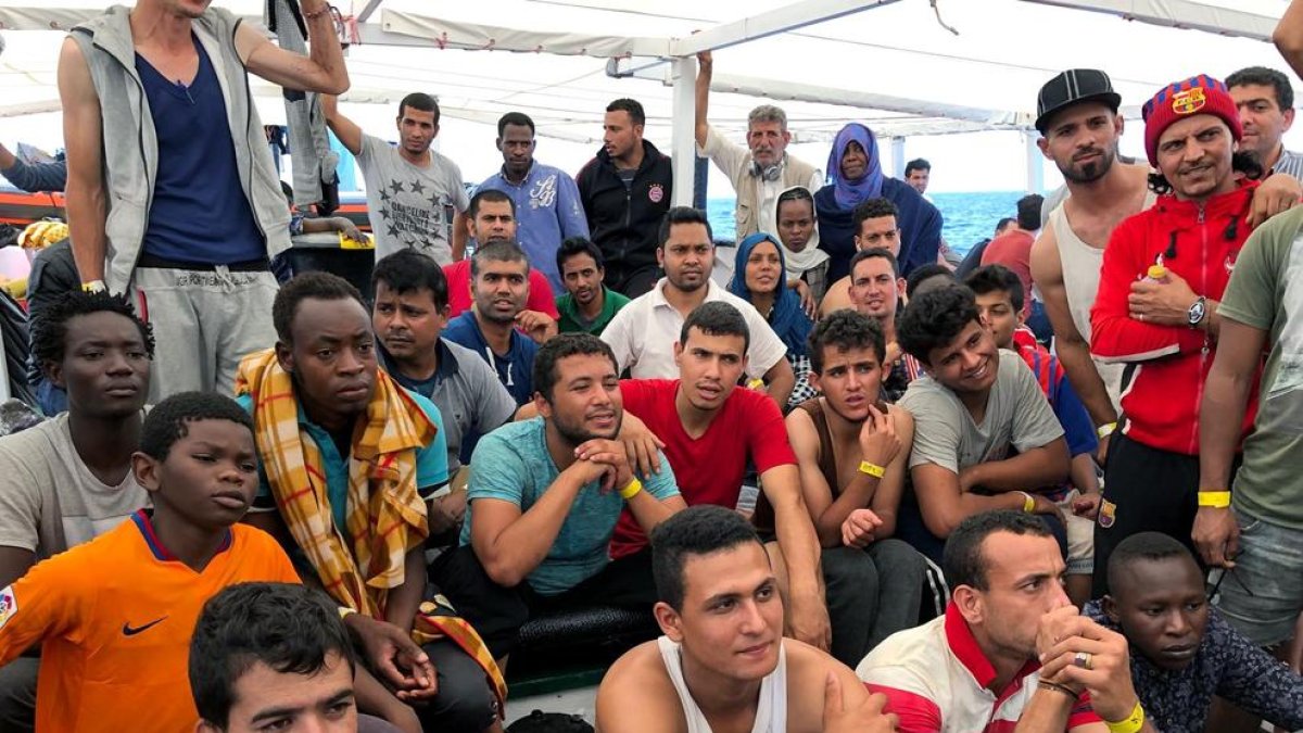 Migrants a bord del vaixell de l’ONG Proactiva Open Arms, al Mediterrani.