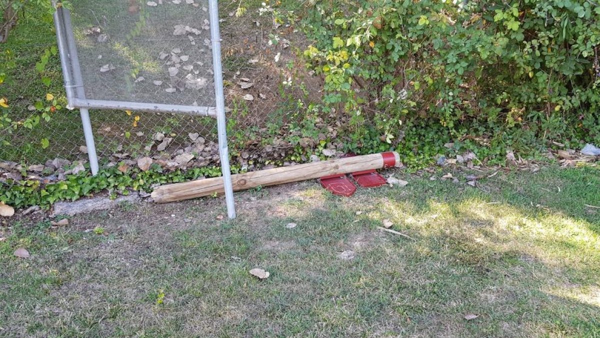 Alguien rompió un poste de señalización del campo de tiro.
