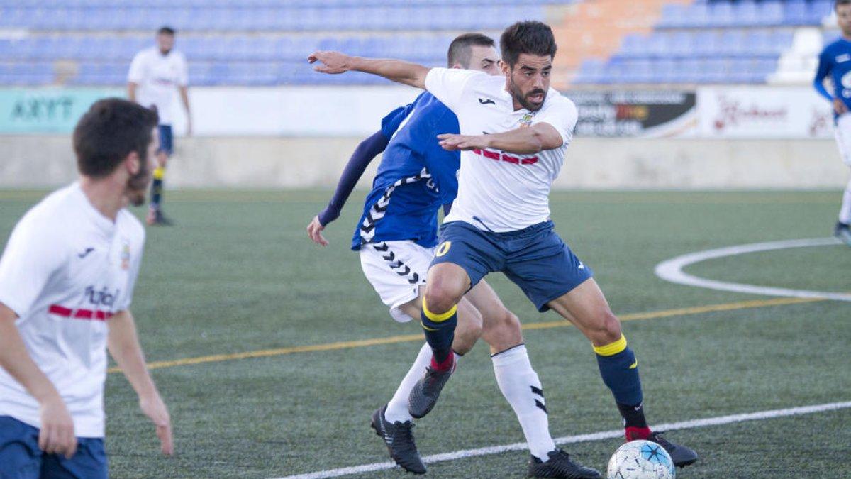 Un jugador del Borges protegeix la pilota davant la pressió d’un contrari, ahir durant el partit.