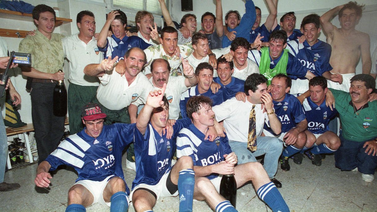 La plantilla del Lleida va celebrar l’ascens al vestidor.