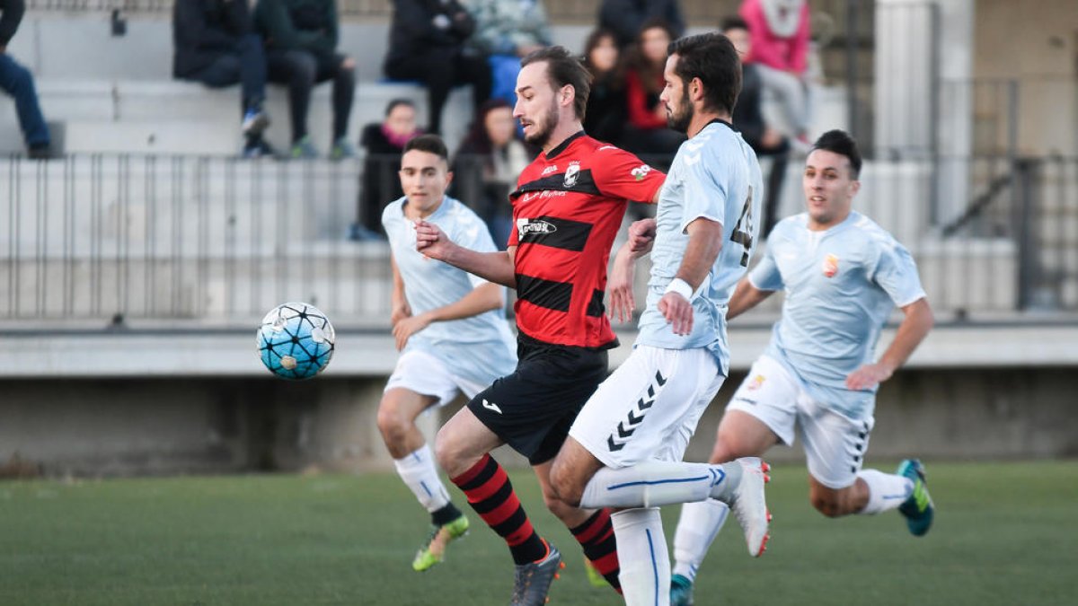 Una acció del partit d’ahir entre l’EFAC Almacelles i el Manresa.