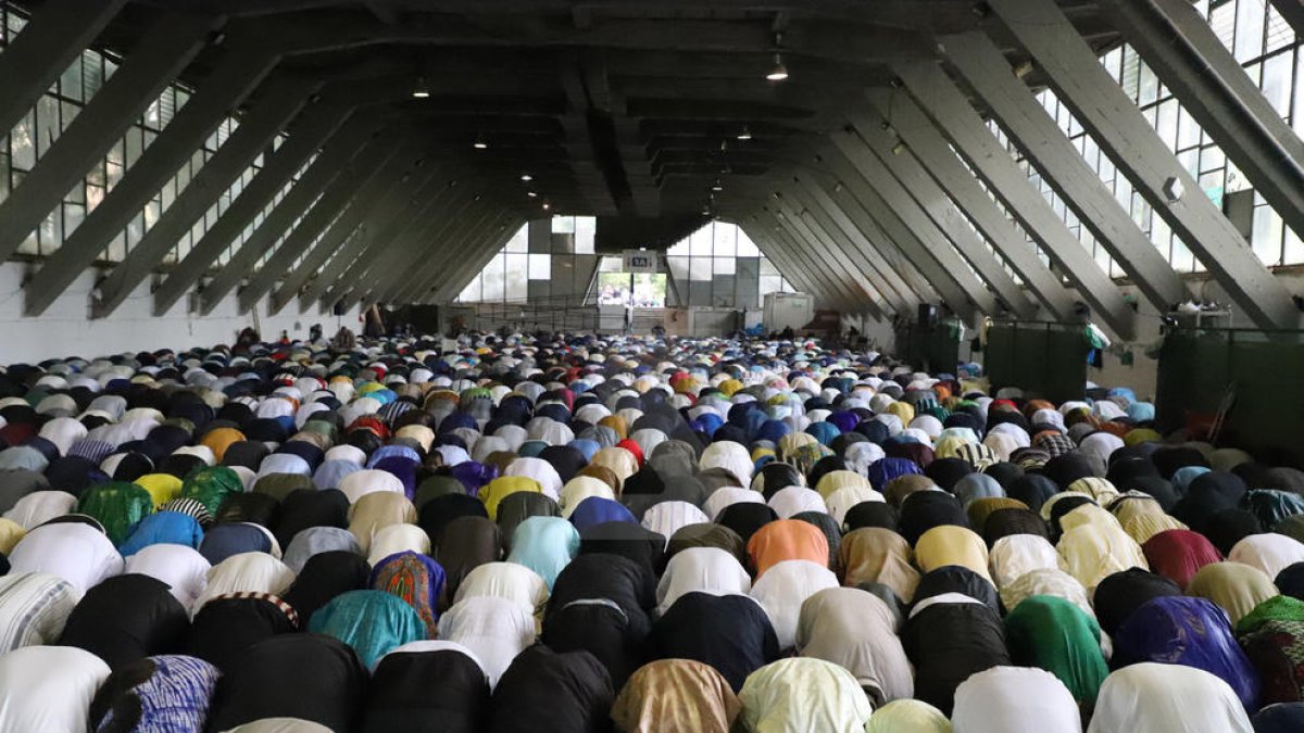 Els musulmans de Lleida celebren amb pregàries multitudinàries la fi del ramadà 2022