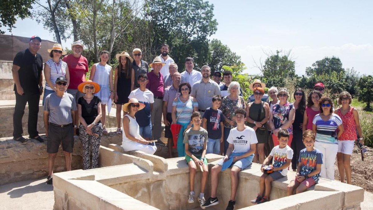 Foto de família dels veïns d’Almenara amb l’alcalde i l’edil de Joventut d’Agramunt.