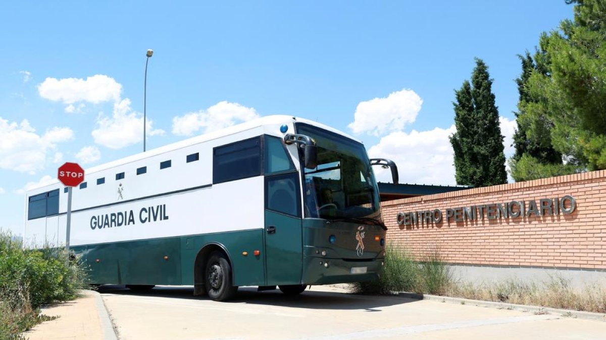 Furgón de la Guardia Civil con los presos independentistas, ayer, a su llegada a la cárcel aragonesa de Zuera.