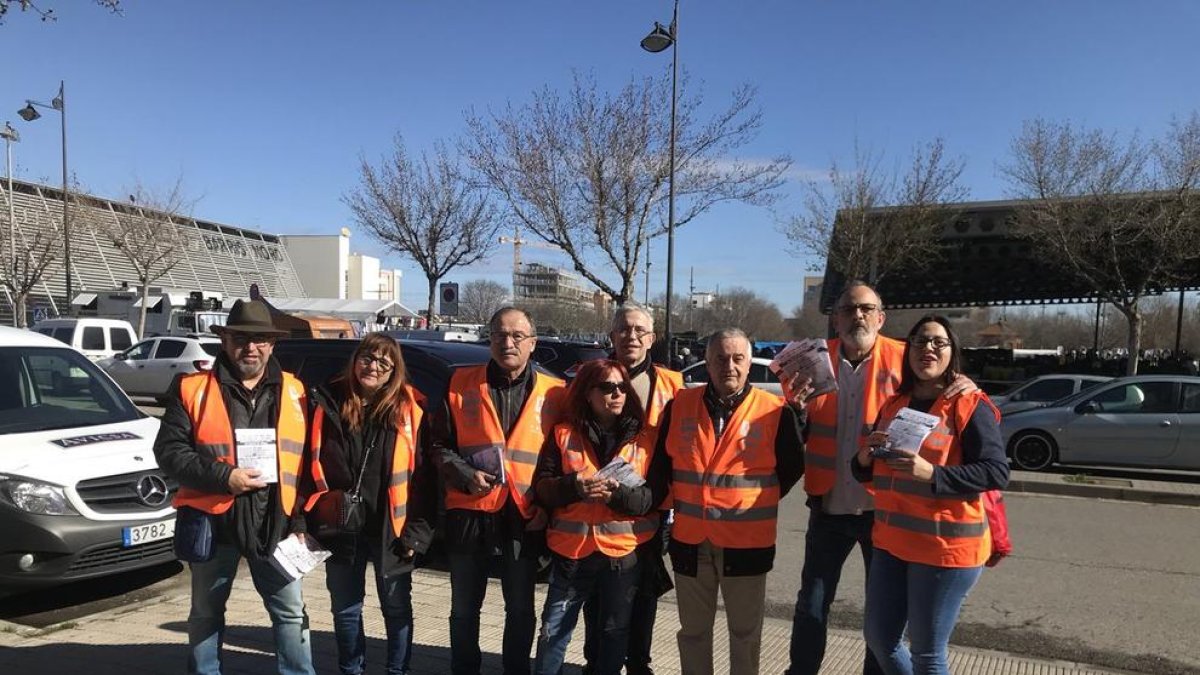 Delegats d’UGT-Terres de Lleida van repartir ahir fullets sobre la vaga al Mercat de Pardinyes.