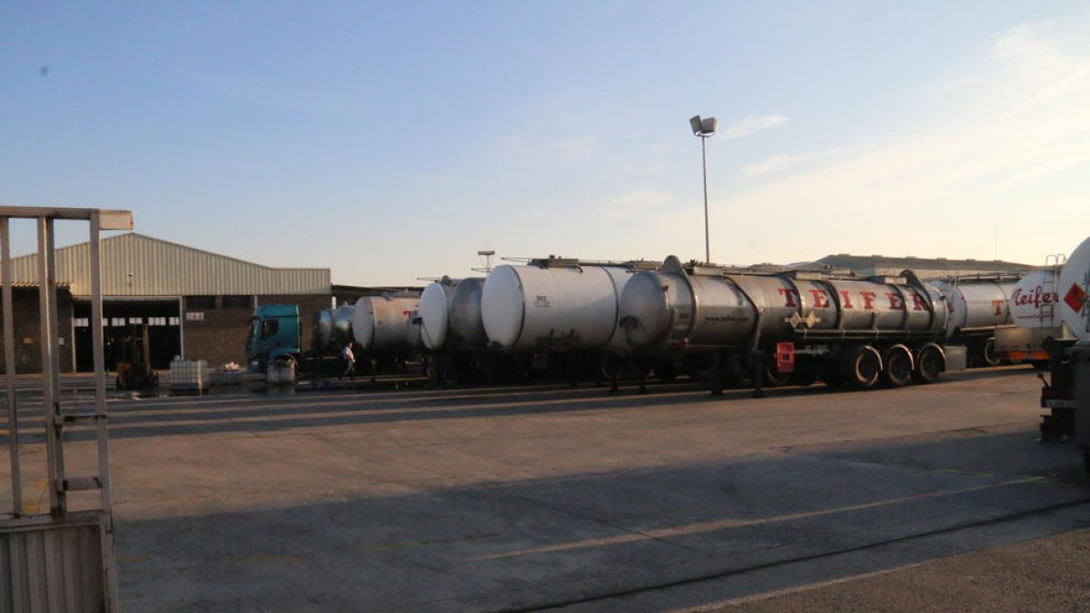 Cisternes a les instal·lacions de l’empresa on va tenir lloc la fuga d’àcid clorhídric.