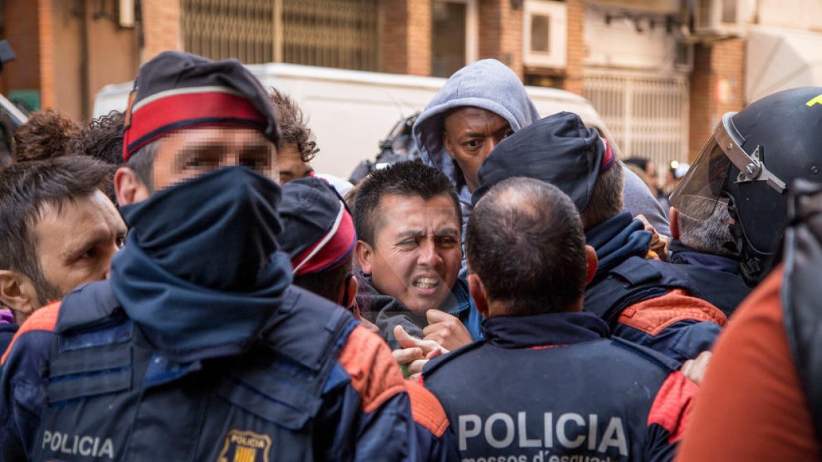 Tensió i empentes entre PAH i Mossos en un desnonament a Lleida