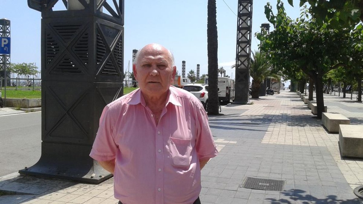 Laszlo Kaszas, de 80 anys, viu a Barcelona i segueix pendent de la trajectòria del Lleida.