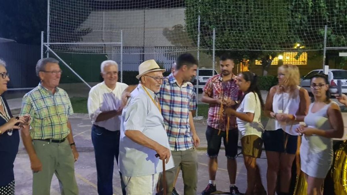 El presidente del club, Marc Solsona, con su abuelo Jaume, integrante de la plantilla de 1952.