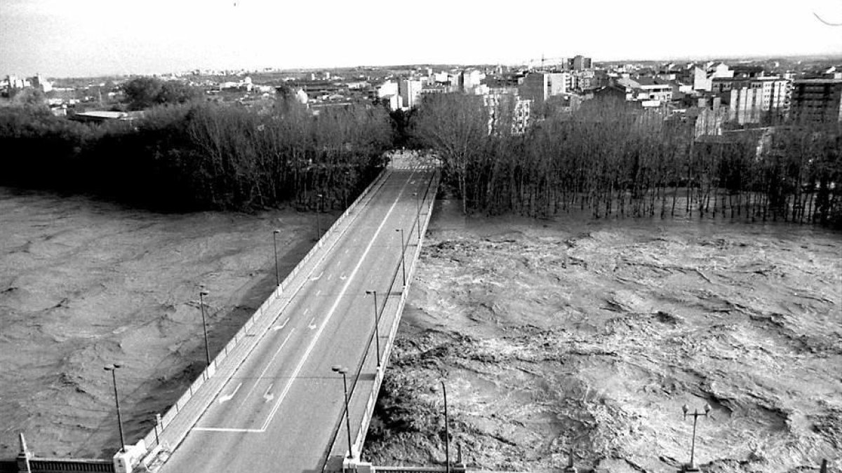 Crescuda del riu Segre al seu pas per la ciutat de Lleida amb detall de la inundació al Pont Vell