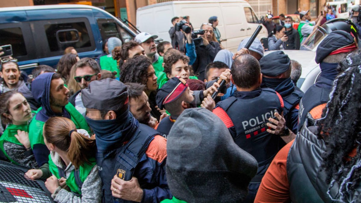 Tensió i empentes entre PAH i Mossos en un desnonament a Lleida