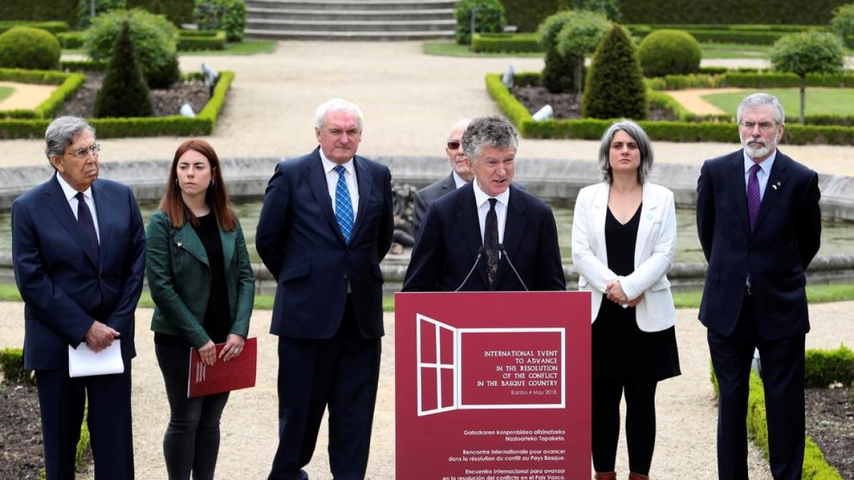 Los mediadores internacionales, durante la lectura de la Declaración de Arnaga, que pone fin a ETA.