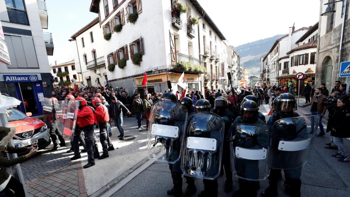 Efectius de la Guàrdia Civil i la Policia Foral al costat d’assistents a l’acte celebrat a Altsasu.