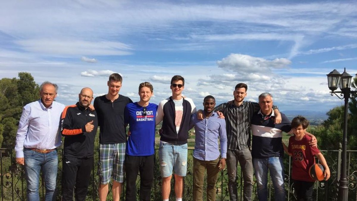 Alguns dels jugadors estrangers de la plantilla van dinar aquesta setmana amb directius del club.