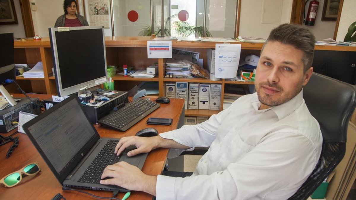 Eduard Piera, alcalde de la Fuliola, va anar a treballar com un dia qualsevol. L’ajuntament obre en 12-O des del 2012.
