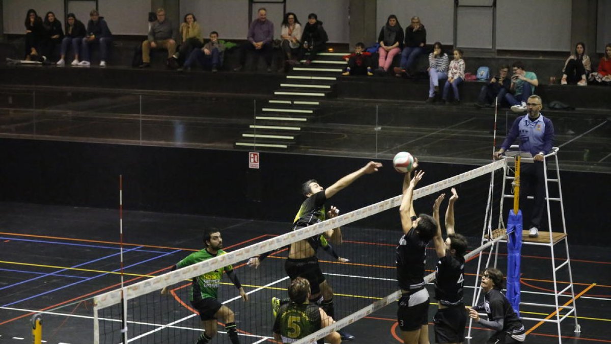 El Balàfia intenta superar un bloqueig de l’equip rival.