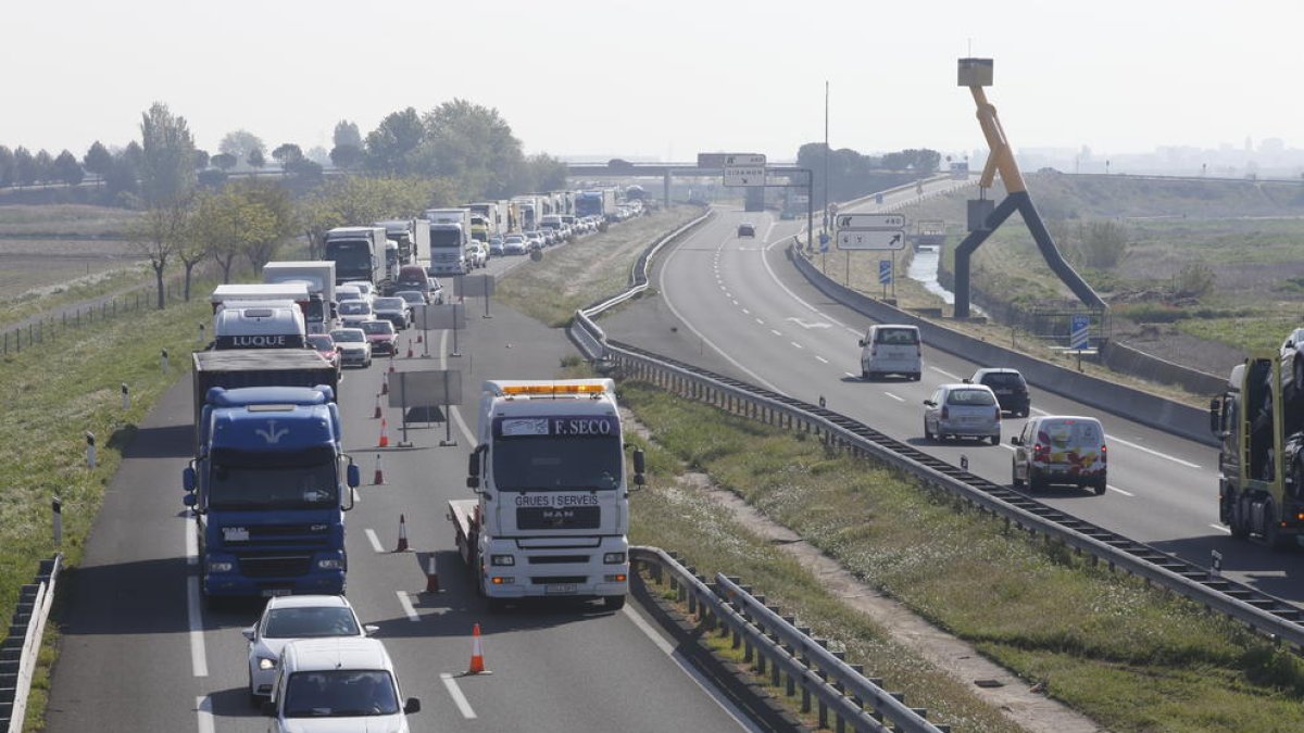 Imatge d’arxiu de retencions a l’A-2 a Lleida.