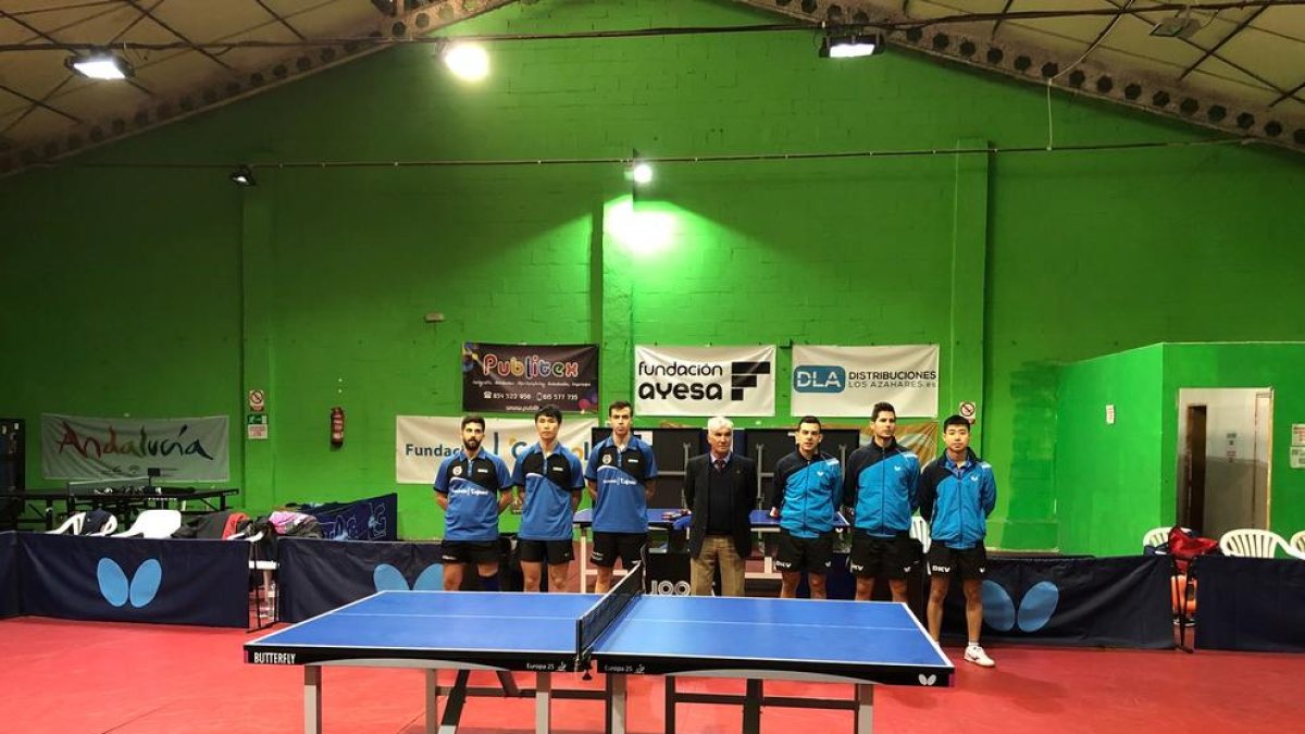 Los jugadores de ambos equipos antes de los partidos.