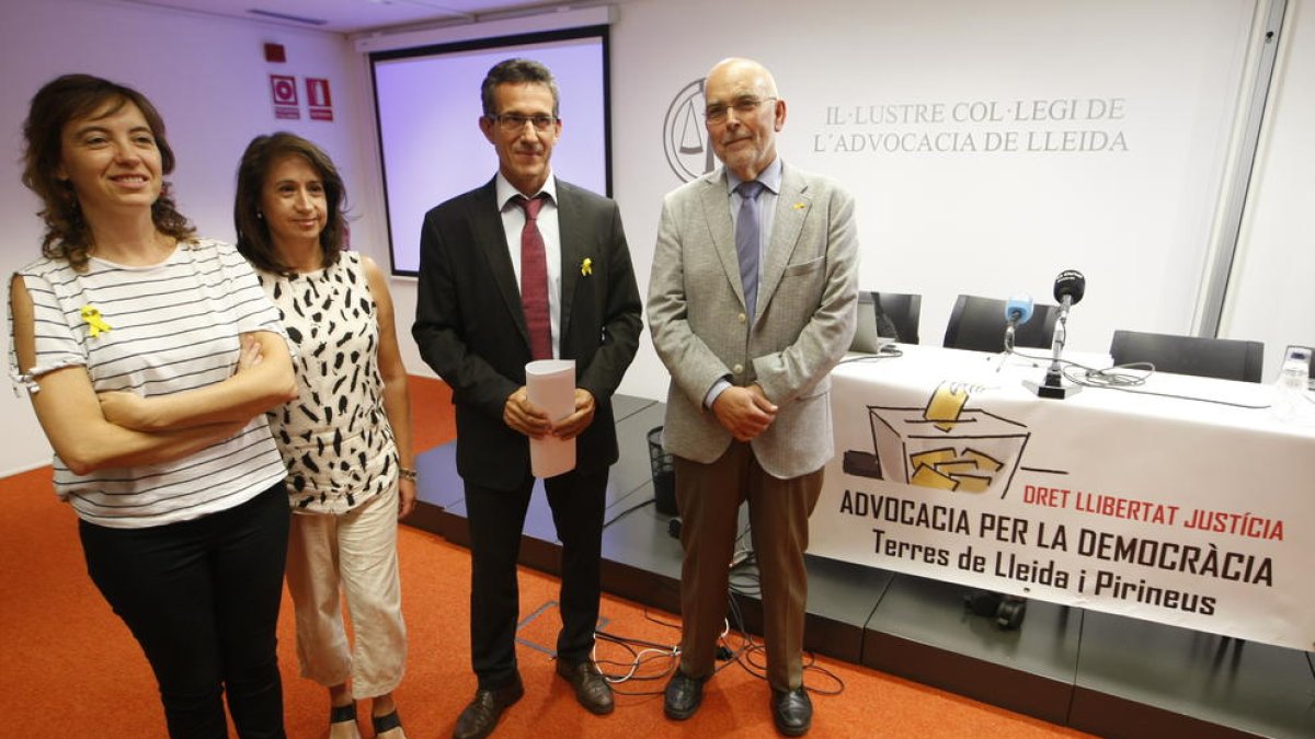 Representantes d’Advocats per la Democràcia.