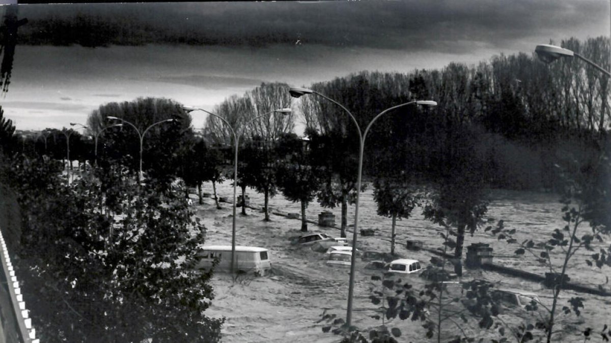 Vehicles arrossegats per la força del Segre al seu pas per la ciuta de Lleida.