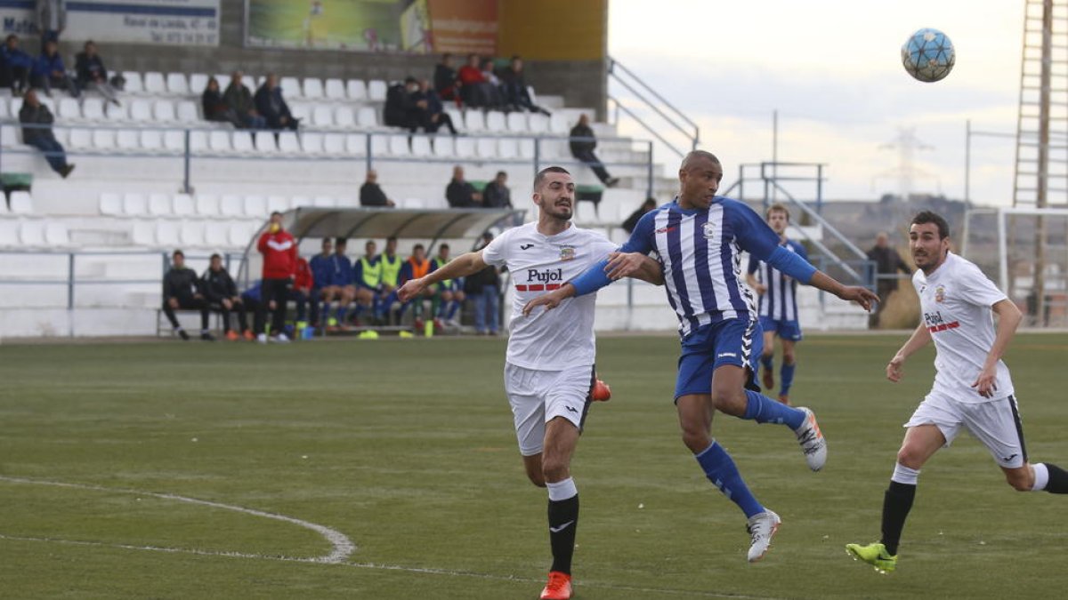 Un jugador del San Cristóbal intenta controlar una pilota davant la pressió dels jugadors locals ahir durant el partit.