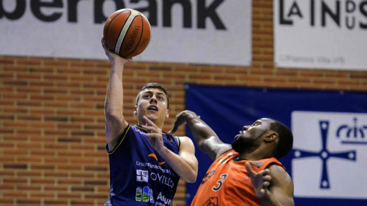 Minut de silenci en memòria de l’exfutbolista Quini.