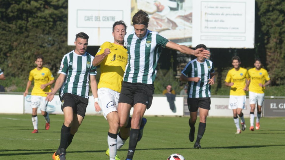 Pedro Martín pugna por el balón con un jugador del Peralada.