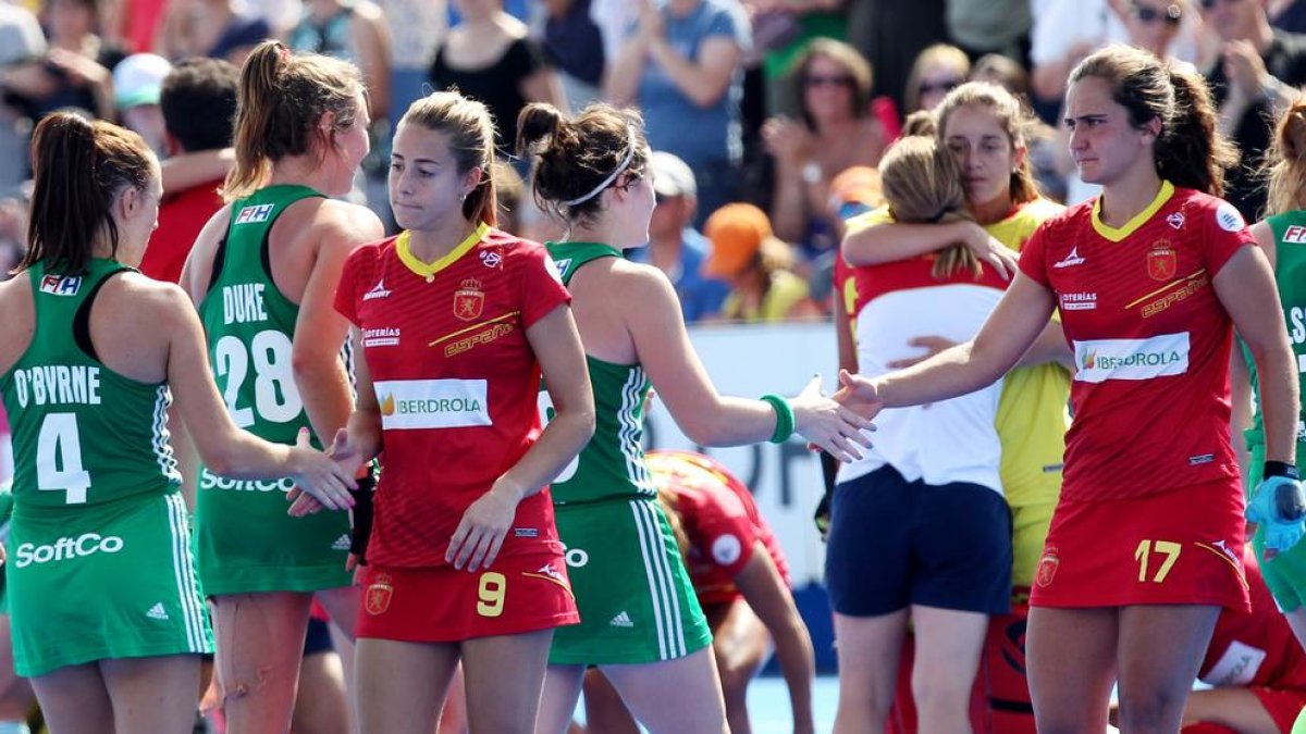 Las jugadoras de la selección española saludan a sus rivales.