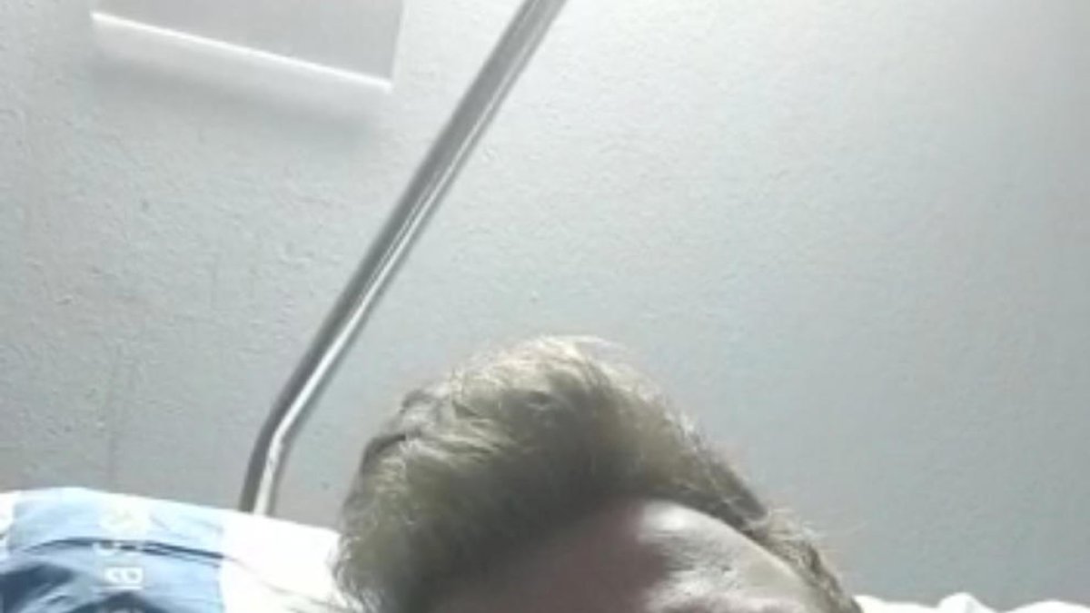 El joven, explicando su caso en un vídeo que colgó en las redes.