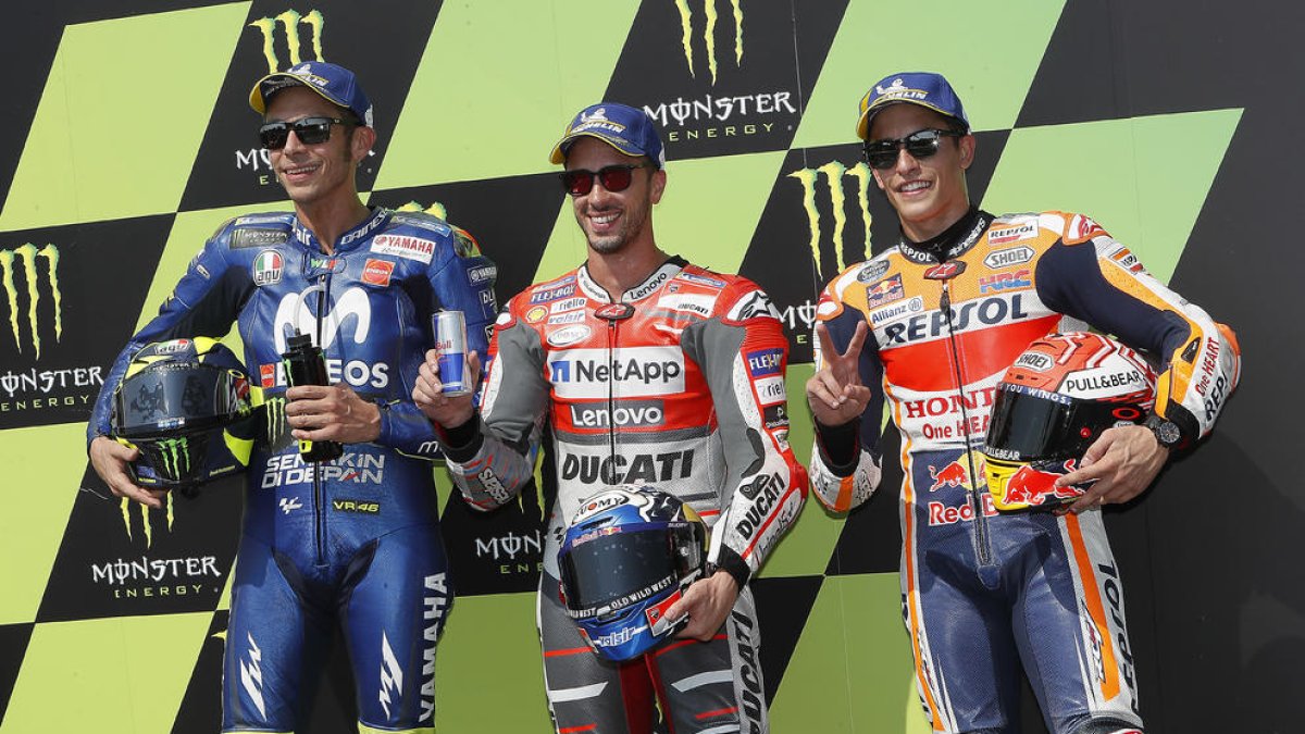 Marc Màrquez, al costat d’Andrea Dovizioso i Valentino Rossi, després de la sessió de qualificació.