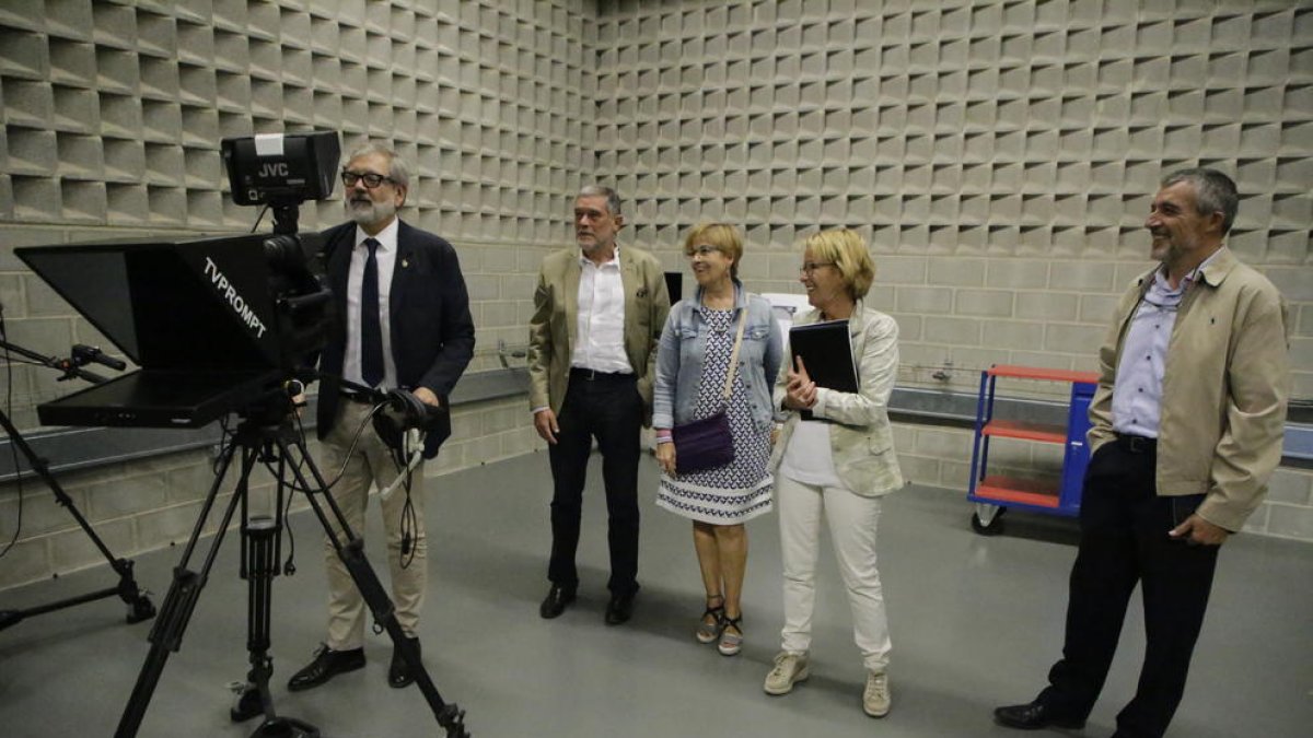 El alcalde de Lleida, Fèlix Larrossa, ayer cámara en ristre en uno de los platós del Magical Media.