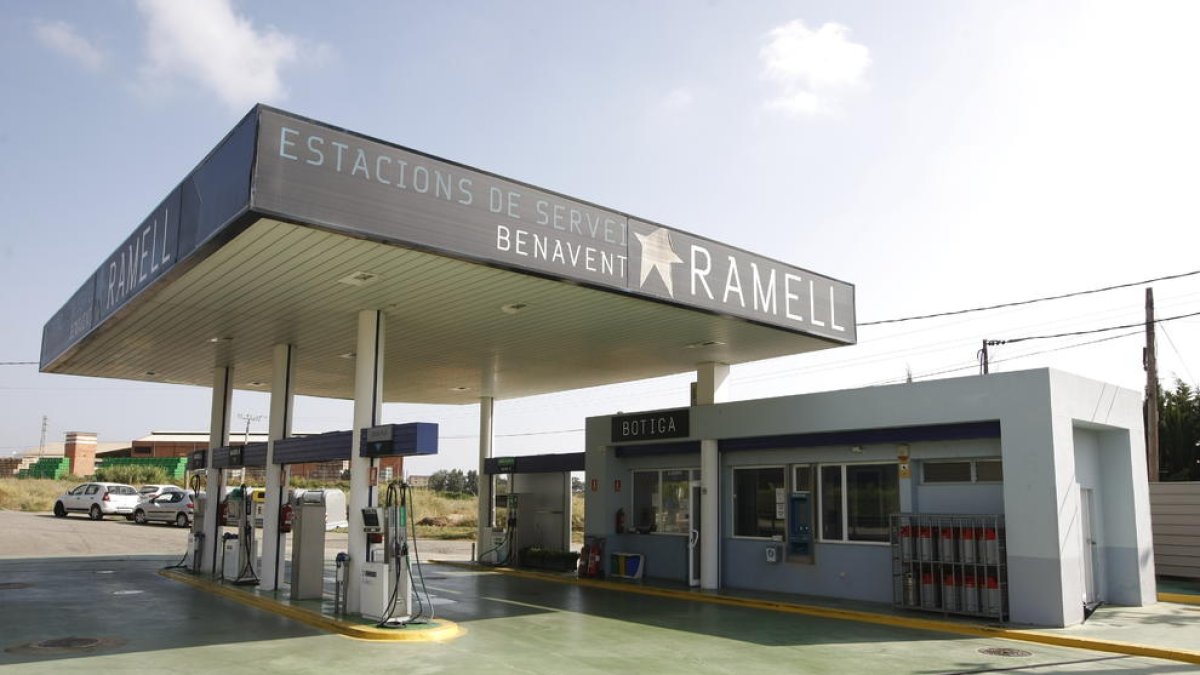 Vista de la gasolinera donde se produjo el atraco la noche del lunes en Benavent de Segrià.
