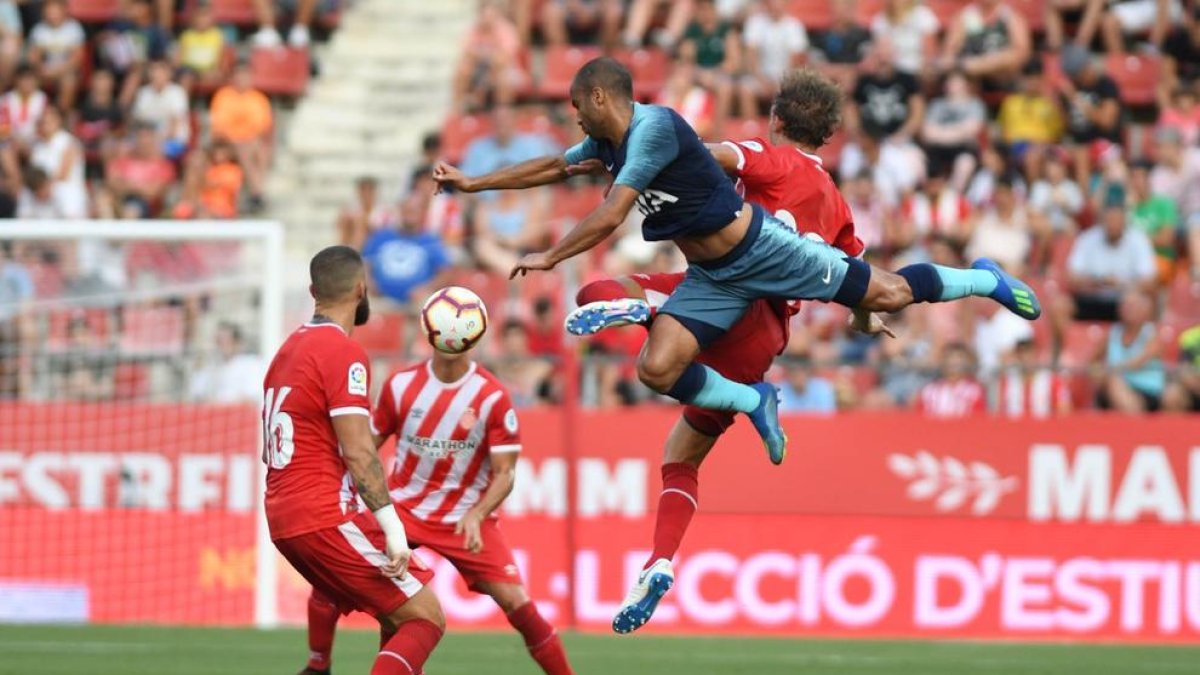 Una acción del partido que enfrentó ayer al Girona y al Tottenham.
