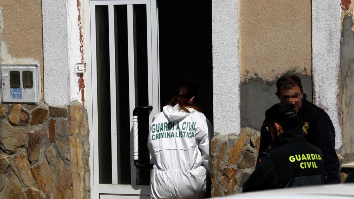 La Guardia Civil procede a registrar una casa de Castrogonzalo.