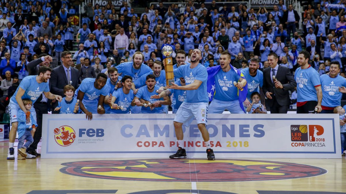 Salva Arco, exjugador del Lleida i capità del Breogán, es disposa a aixecar el trofeu de campions.
