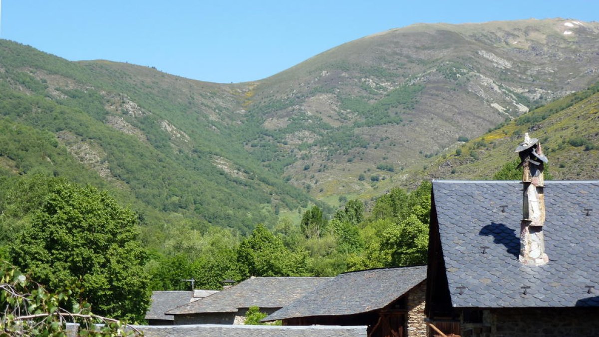 Vista del poble i del coll de Cerbi.