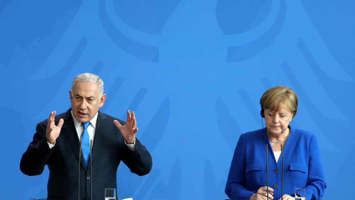 Moment de la roda de premsa conjunta de Benjamin Netanyahu i Angela Merkel.